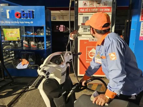 Tăng giá xăng, giảm giá dầu