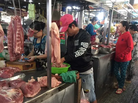 Giá heo hơi hôm nay, 4-12: Heo về chợ đột ngột giảm mạnh