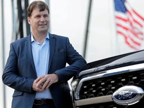 CEO Ford bất ngờ khen Xiaomi SU7 'ấn tượng như đang cầm lái một chiếc Taycan', ví hãng xe Trung Quốc như 'Apple của ngành EV'