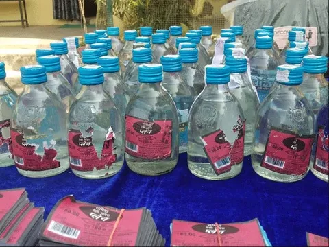 Đột kích nhà cựu Nghị sĩ Ấn Độ, công an bất ngờ triệt phá đường dây sản xuất đồ uống giả quy mô lớn, tịch thu hàng loạt chai lọ, hóa chất và máy đóng gói