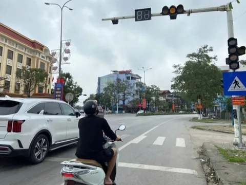 Ngay bây giờ, quy định mới về tín hiệu đèn xanh - đèn vàng: Người tham gia giao thông phải lưu ý, tránh bị phạt lên tới 22 triệu và trừ 10 điểm GPLX