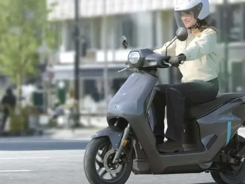 Yamaha ‘tiếp nhiệt’ khi ra mắt mẫu xe máy điện nhỏ - nhẹ, luồn lách dễ dàng trong phố, 2 màu tùy chọn, hệ thống đổi pin siêu tốc: Có rẻ hơn Honda Vision không?