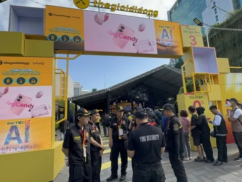 Xếp hàng từ sáng sớm để "săn" điện thoại, laptop giảm giá