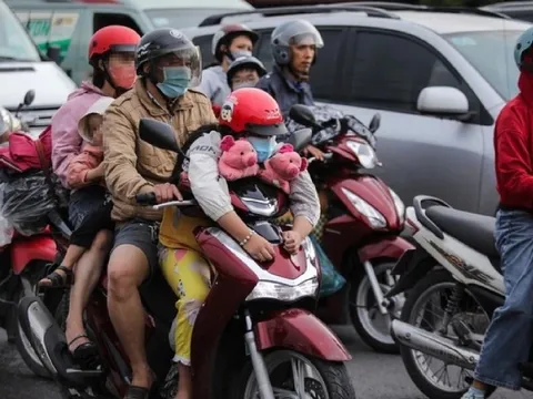 Ngay bây giờ, quy định mới về chở trẻ em trên 6 tuổi bằng xe máy: Cha mẹ biết để chấp hành, tránh bị phạt lên tới 10 triệu và tước GPLX 10-12 tháng