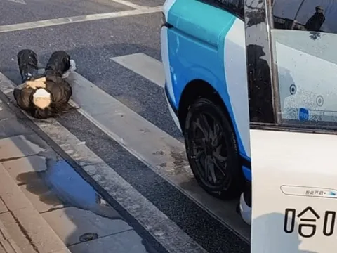 Hai người đi bộ nguy kịch sau cú tông của robotaxi