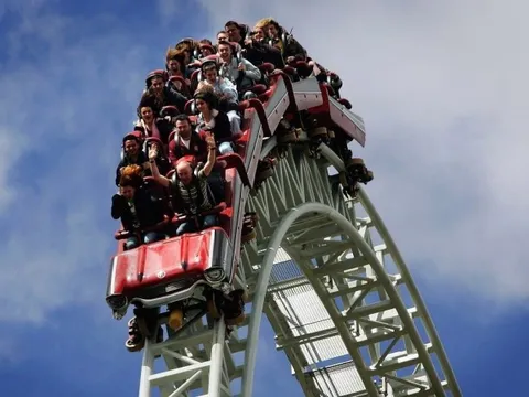 Chấm dứt tháng tăng phi mã "trần cứng" 14 phiên liên tiếp, một cổ phiếu "phi" từ trần xuống sàn, Chủ tịch HĐQT đăng ký thoái vốn ngay đỉnh