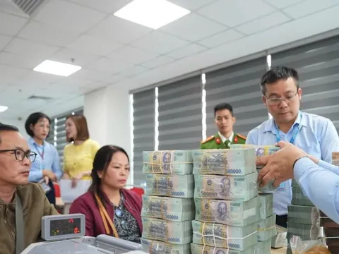 Người dân 'đất kim cương' cạnh hồ Hoàn Kiếm nhận tiền đền bù dự án quảng trường