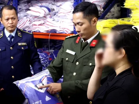 Phát hiện điểm kinh doanh không phép, chứa gần 6.500 bộ quần áo giả hàng hiệu