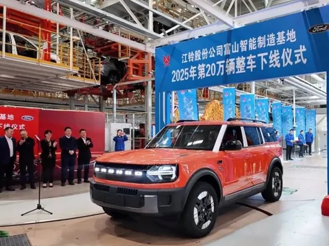 Ford Bronco EV lần đầu xuất xưởng ở quốc gia 'hàng xóm' Việt Nam: Giá tương đương 800 triệu, đợi về nước ‘phá đảo’ thị trường như Territory