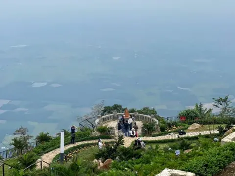 Núi Bà Đen mở lại dịch vụ cho du khách leo núi