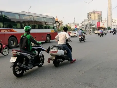 Ngay bây giờ, hành động tưởng ‘trượng phu’ với người khác khi đi xe máy sẽ bị phạt lên tới 14 triệu và bị trừ 10 điểm GPLX