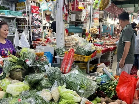 Bà nội trợ chật vật trong vòng xoáy 'bão giá' dịp cận Tết