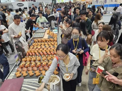 Người dân ùn ùn tới một triển lãm để… nếm thử bánh