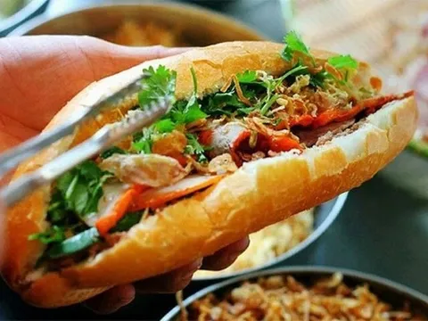 Ăn bánh mì tại cùng một cơ sở, nhiều người đau bụng sốt cao phải nhập viện cấp cứu