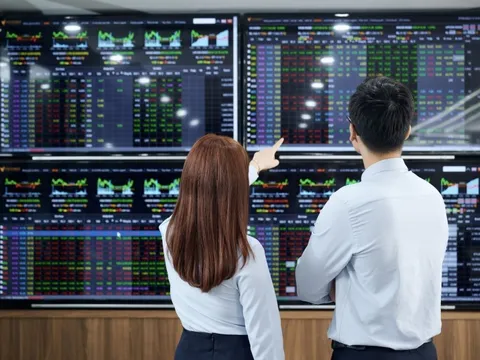 AUM chỉ 6% GDP: Vì sao Dragon Capital, VinaCapital, KIM, Fides mua lại công ty quản lý quỹ Việt Nam?