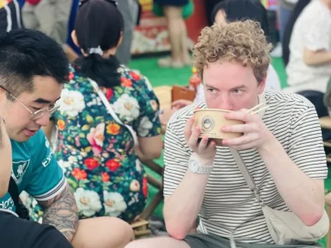 Muốn nếm vị phở 3 miền, khách Tây thử luôn 3 tô