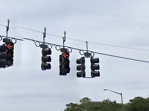 Lần đầu tiên đèn giao thông màu xanh dương xuất hiện tại giao lộ để bắt lỗi vượt đèn đỏ