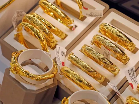 Giá vàng trưa 16/12: Vàng miếng rơi khỏi đỉnh lịch sử
