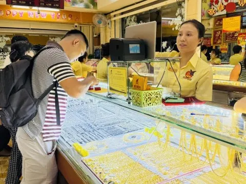 Giá vàng miếng chính thức vượt 157 triệu đồng/lượng