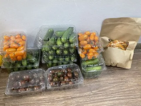 Mang đồ quê lên biếu, người phụ nữ sững sờ trước hành động của thông gia giàu