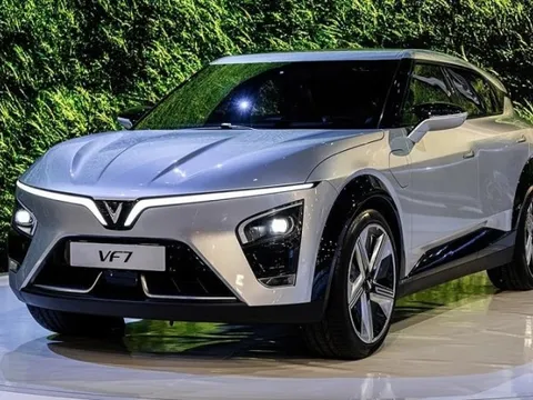 Người dùng Indonesia trải nghiệm, 'var thẳng' VinFast VF 7 về khả năng vận hành trong thời tiết mưa ngập, đường gồ ghề