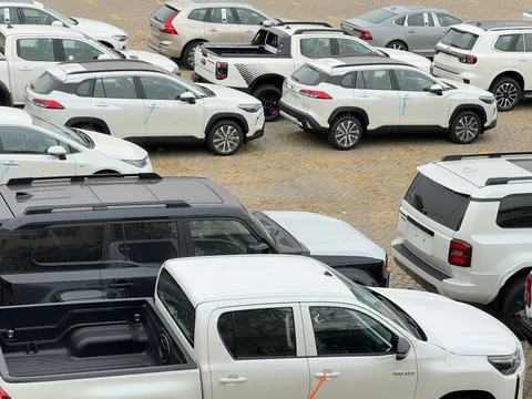 Ô tô nhập khẩu dồn dập về TP.HCM trước Tết, cảng Hiệp Phước 'nghẹt thở': Toyota, Mitsubishi chiếm hơn 2.000 xe