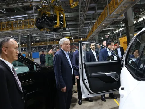 Phó Thủ tướng Thường trực Nguyễn Hòa Bình thăm Công ty VinFast