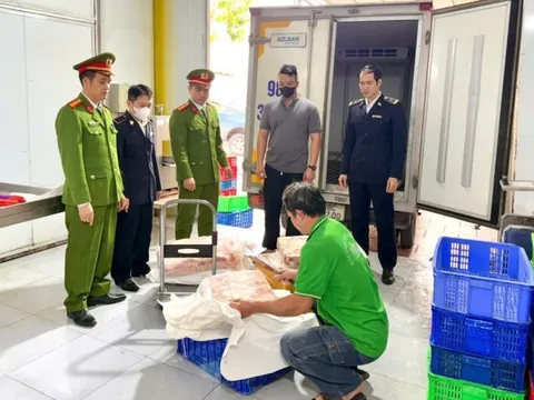 Phát hiện hơn 1,3 tấn mỡ lợn, da gà và nội tạng 'trôi nổi' trong kho lạnh và xe tải ở Bắc Ninh