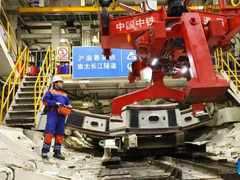 “Chuột sắt khổng lồ” Trung Quốc dài 148 mét, nặng 4.000 tấn, lập kỷ lục bấm nút là đào 10.000m không nghỉ