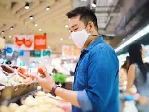 Phụ nữ Việt mua sắm ít khiếu nại hơn nam giới?