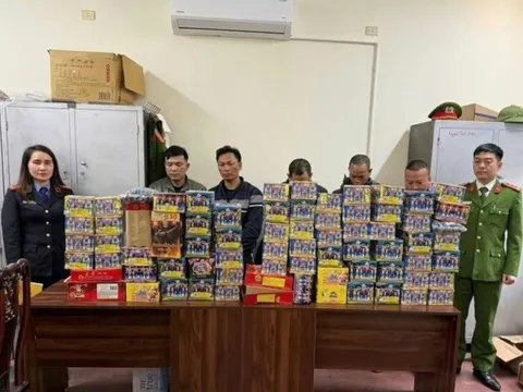 Bắt giữ tài xế xe tải cầm đầu đường dây đưa hơn 1 tạ pháo lậu từ Lào về Việt Nam