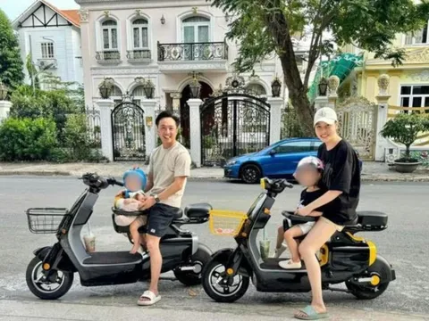 Doanh nhân Cường Đô La gây bất ngờ khi sử dụng xe điện có giá chỉ hơn 10 triệu đồng bên cạnh dàn siêu xe nghìn tỷ