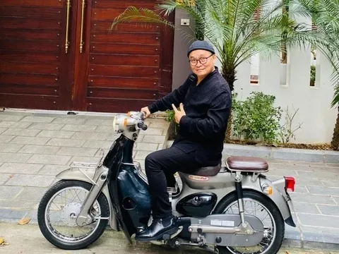‘Vua hài đất Bắc’ Xuân Hinh đi xe máy xăng chỉ 8 triệu: Trọng lượng 70kg, thiết kế cổ điển, chạy tối đa 50km/h