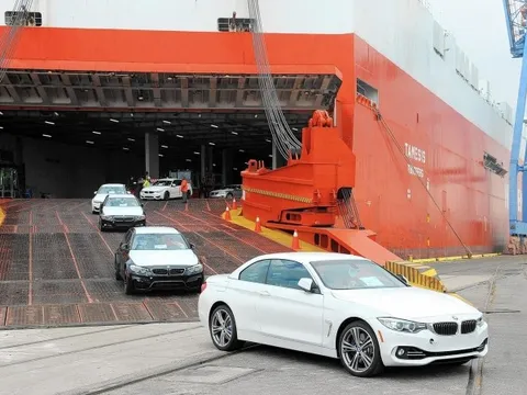 Chưa từng có tiền lệ: Lượng ô tô nhập khẩu của Việt Nam phá sâu mọi kỷ lục, sắp cán mốc 200.000 xe trong gần 12 tháng