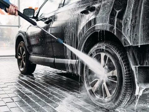 Vì sao chiếc xe được rửa sạch bóng thường xuyên lại xuống cấp nhanh hơn xe để bụi?