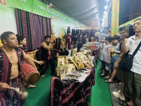 Lần đầu tổ chức phiên chợ nông sản Bình Đông