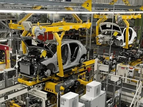 EU rút lại lệnh cấm hoàn toàn xe xăng: Ai mừng, ai lo?