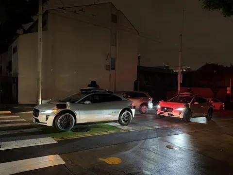 Mất điện, taxi tự lái 'đóng băng' giữa đường, giao thông hỗn loạn, khách ngồi chờ giải cứu