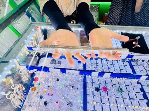 Giá vàng quay đầu giảm, bạc tiếp tục bứt phá