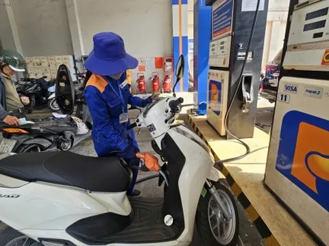 Giá xăng tiếp tục giảm, còn hơn 19.000 đồng/lít