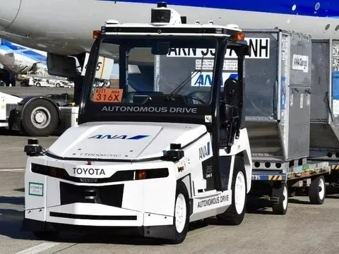 Toyota tung ‘quái thú’ sân bay: Xe kéo tự lái nặng 27 tấn, chạy giữa đường băng Tokyo không cần tài xế