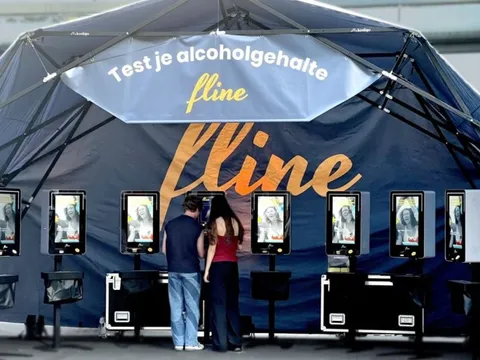 Chiếc hộp phát sáng kỳ lạ tại Brussels khiến hàng nghìn người từ bỏ ý định lái xe về nhà