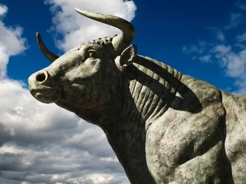 Dòng tiền "đổ bộ", một nhóm cổ phiếu bứt tốc mạnh mẽ, điều gì đang xảy ra?