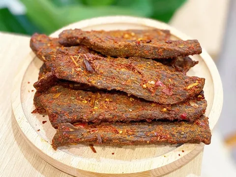 Thấy thịt khô bán quá đắt, ông lão 79 tuổi quyết tự làm: Thu về 2 tỷ USD mỗi năm, trở thành 'ông trùm' cung cấp cho toàn nước Mỹ