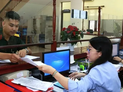 Không có tài khoản ngân hàng, người dân nhận quà Tết ra sao?