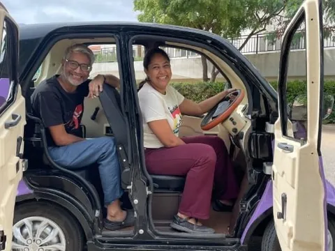 Ngỡ ngàng mẫu ô tô điện 'tí hon' ngắn như xe máy, giá rẻ hơn cả SH dưới 60 triệu đồng