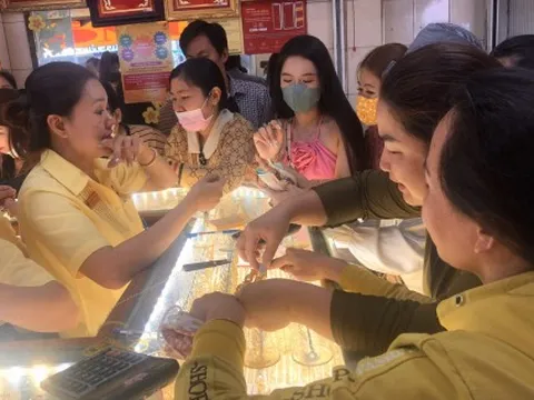 Vàng giảm xuống dưới 158 triệu đồng/lượng, bạc vượt 3 triệu đồng/lượng