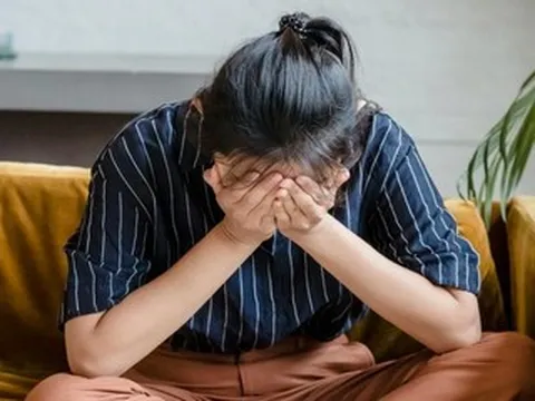 Nhờ mẹ chồng chăm cháu nội, con dâu phát hiện việc bức xúc