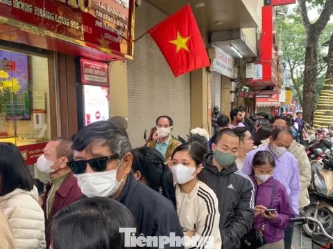 Người Hà Nội xếp hàng dài mua vàng ngày cuối năm