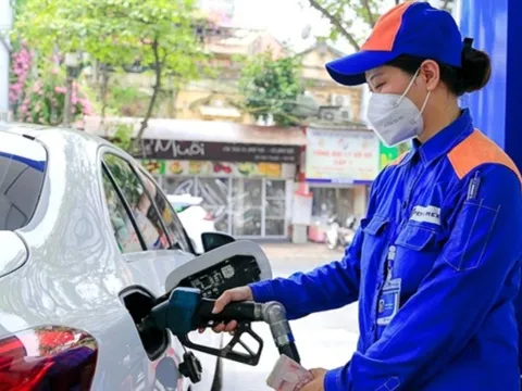 Tin vui cho người dân khi giá xăng dầu tiếp tục hạ nhiệt ngay trước thềm năm mới